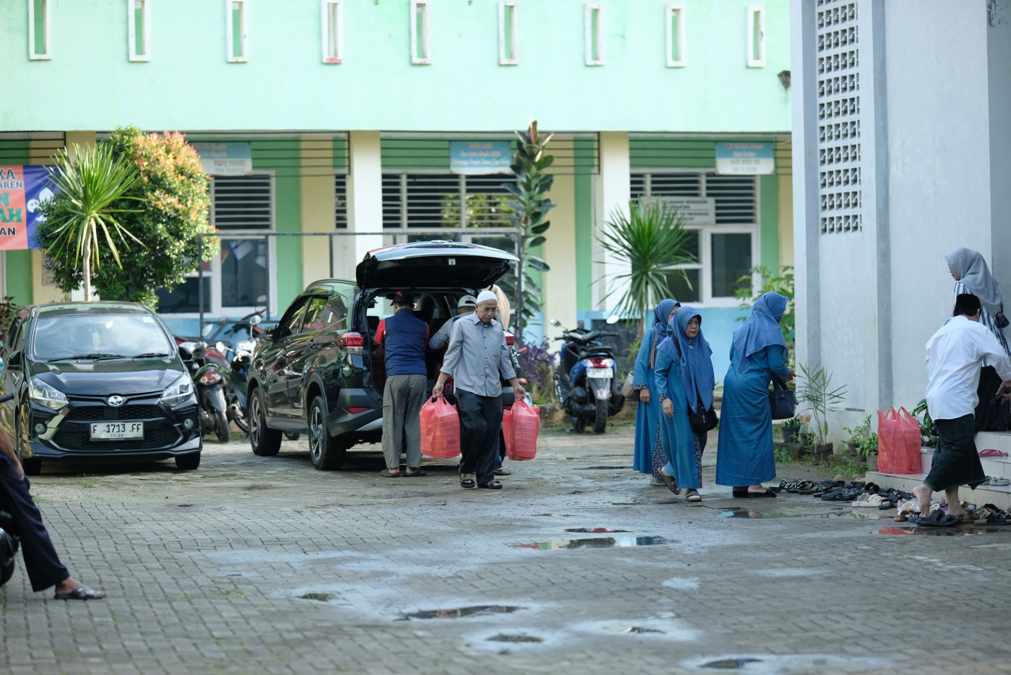Kedatangan tamu dan persiapan kegiatan