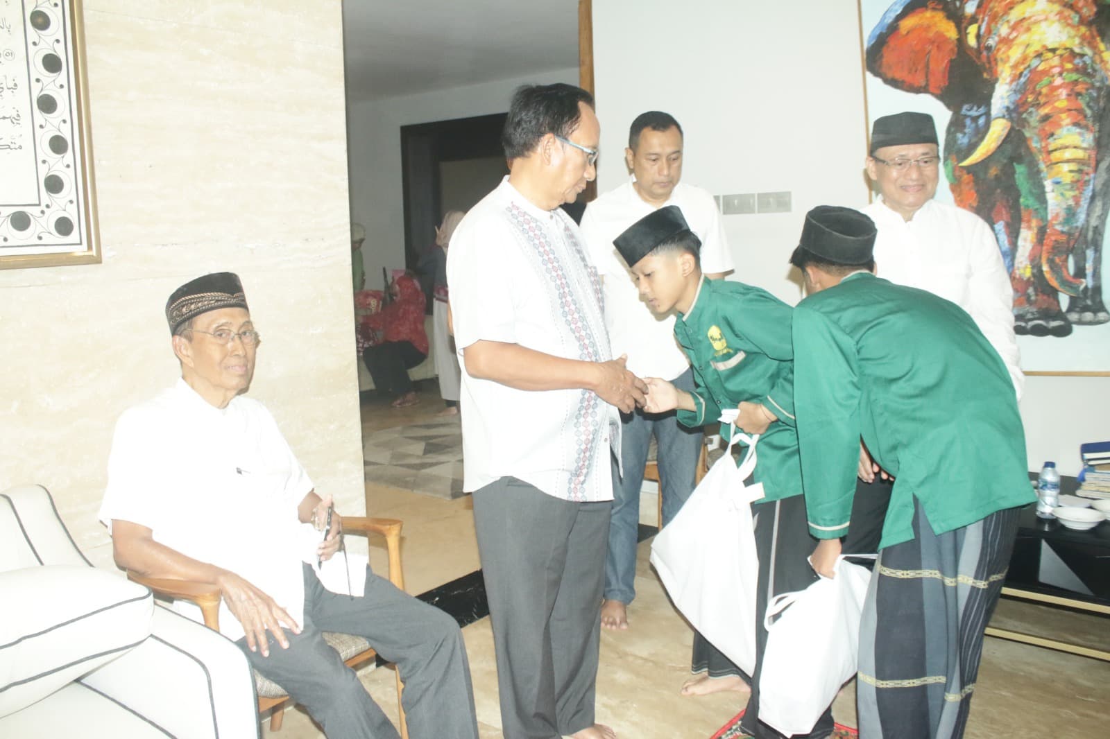 Santri menyambut tamu dengan santun